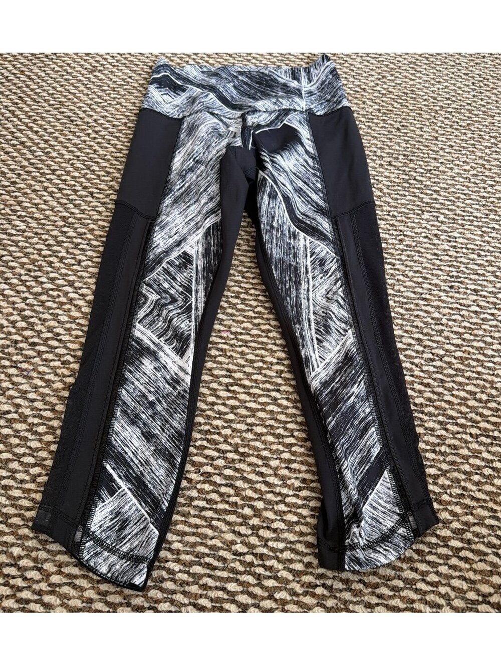 Lululemon Hot To Street Crop Size 4 Heat Wave White /Black Side Mesh Tight